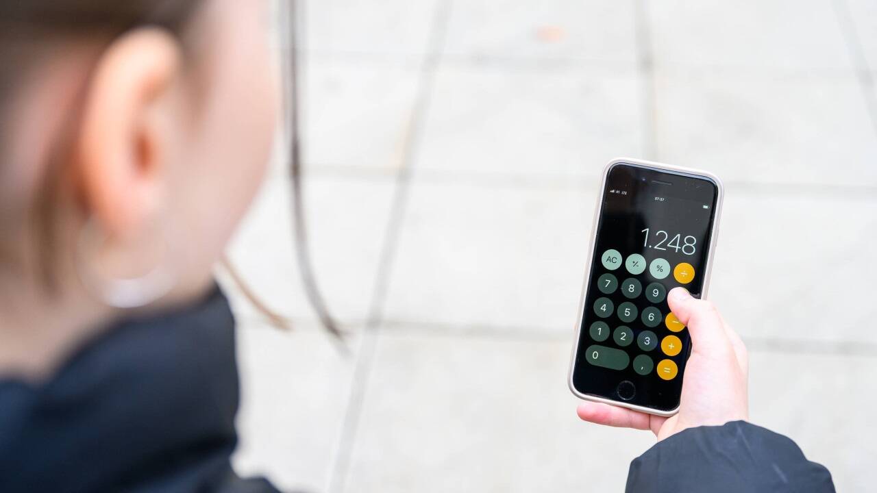 Das Handy – beliebter Helfer auch bei Rechenaufgaben. Wie ist es um die Medienkompetenz der Schülerinnen und Schüler bestellt? Das Handy – beliebter Helfer auch bei Rechenaufgaben. Wie ist es um die Medienkompetenz der Schülerinnen und Schüler bestellt?
