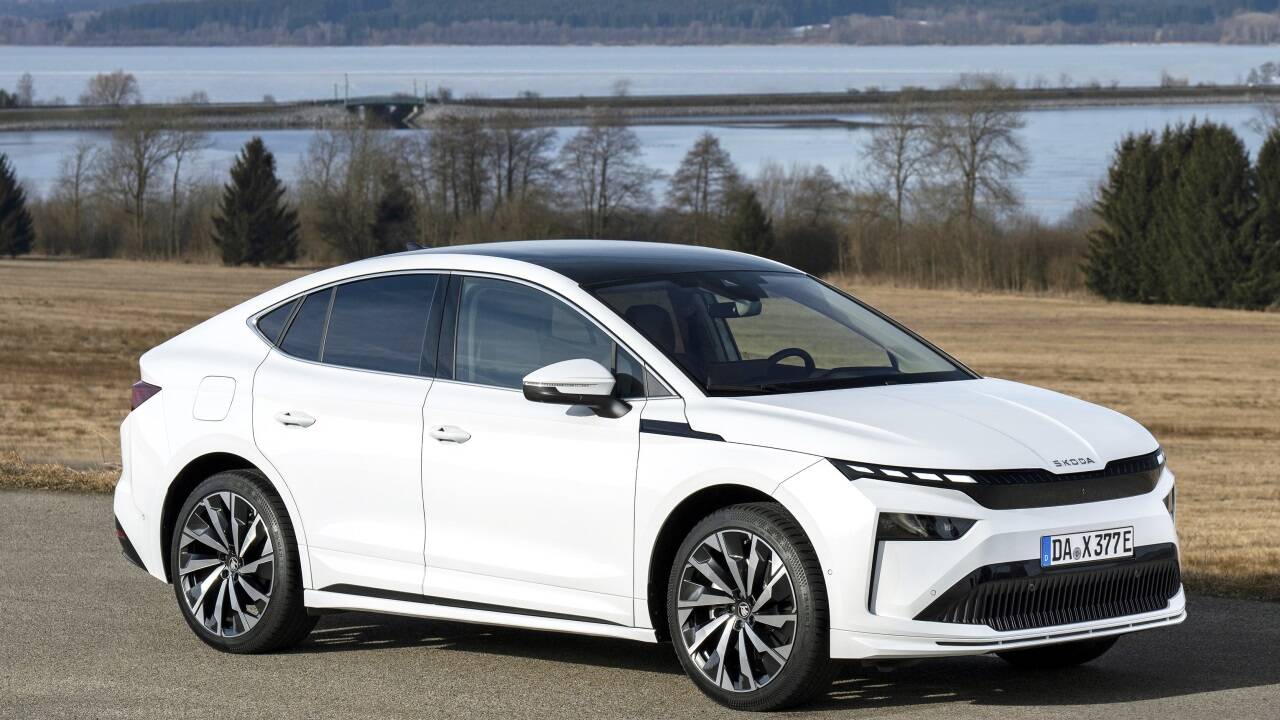 Mit der neuen Front wirkt der Enyaq optisch von vorn wie ein anderes Auto. Mit der neuen Front wirkt der Enyaq optisch von vorn wie ein anderes Auto.