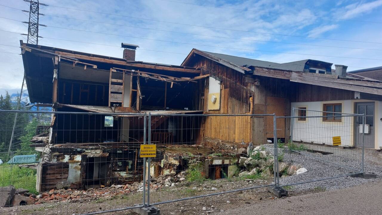 Das Hinterlehen in Saalfelden. Der neue Besitzer will unter anderem Zimmer und Apartments errichten und hat einen Teil schon abgerissen. Das Hinterlehen in Saalfelden. Der neue Besitzer will unter anderem Zimmer und Apartments errichten und hat einen Teil schon abgerissen.