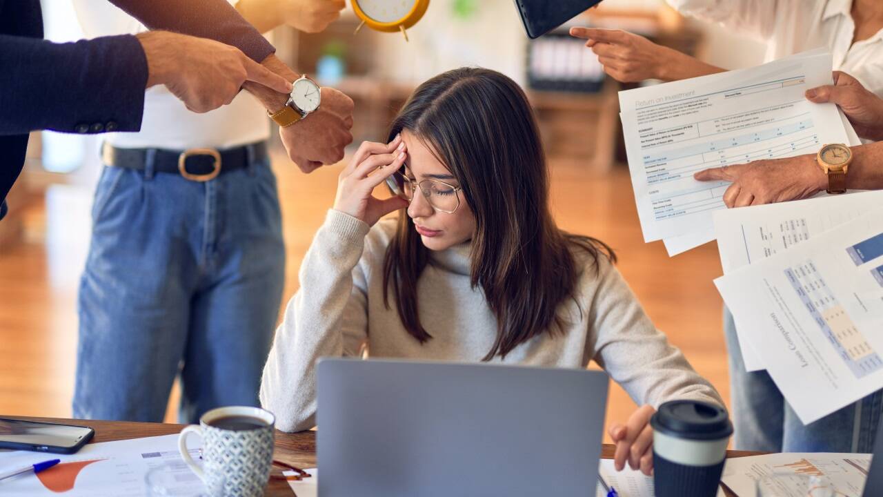 In der Arbeitswelt steigen die Stressfaktoren und führen zu immer mehr Fehlzeiten durch Krankheit. Besonders in Deutschland und Lettland sind die Zahlen alarmierend, während Österreich im europäischen Mittelfeld liegt. 