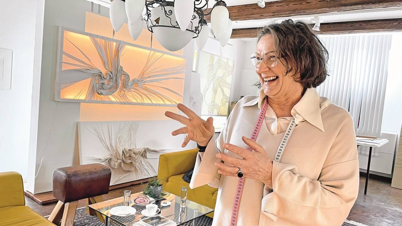 Margit Wimmer-Fröhlich in ihrer Werkstatt. Sie steht vor einem Werk, mit dem sie ein Energiebündel veranschaulicht hat.  Bilder: grabler 
