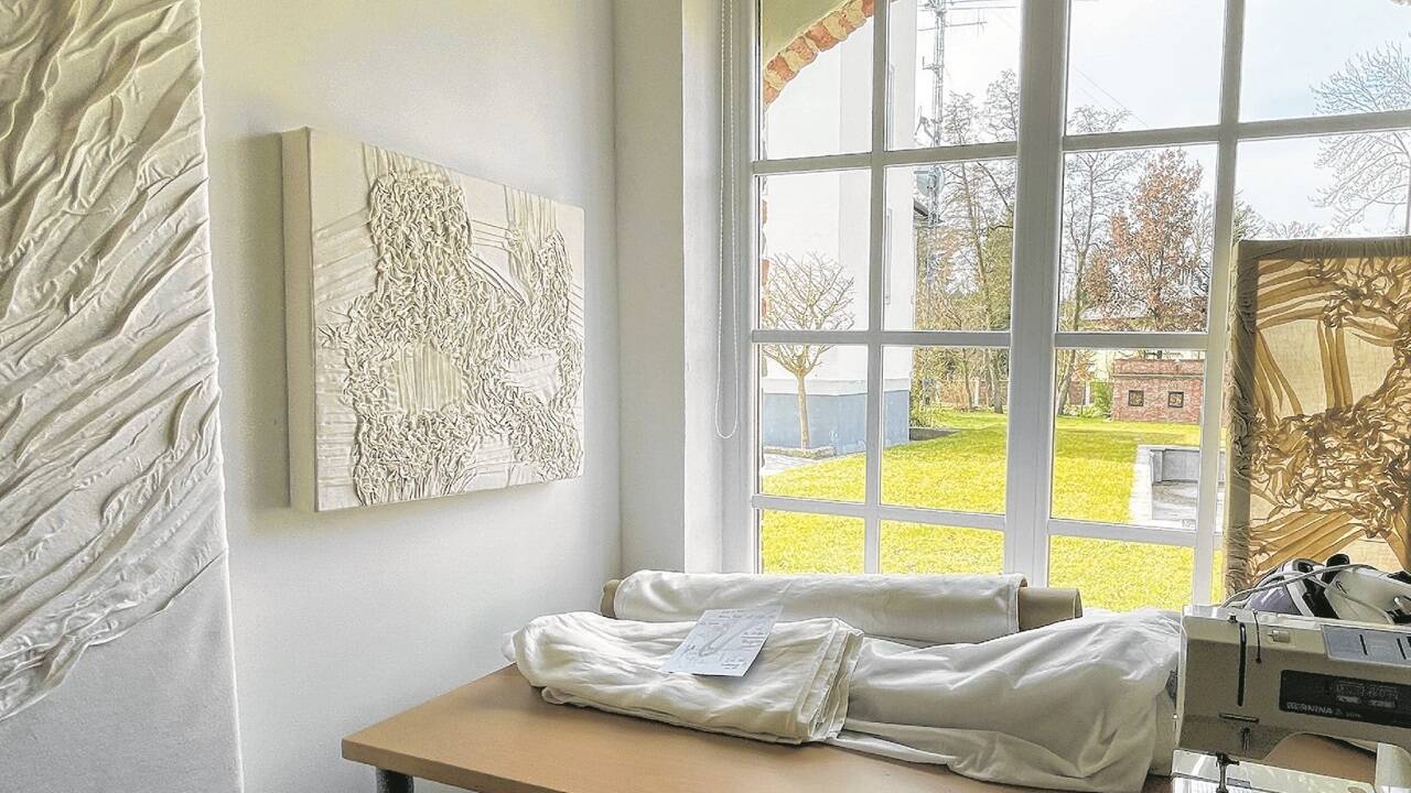 Im Atelier hat Margit Wimmer-Fröhlich ihren Arbeitsplatz am Fenster mit Blick in den eigenen Garten.  