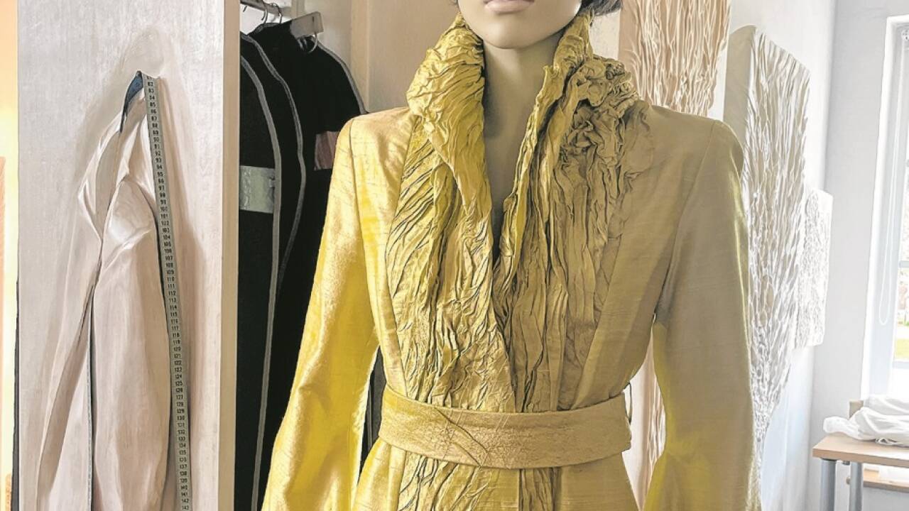 Dieses Kleid hat die Künstlerin, zu ihren Werken passend, für eine Modeschau geschneidert.  