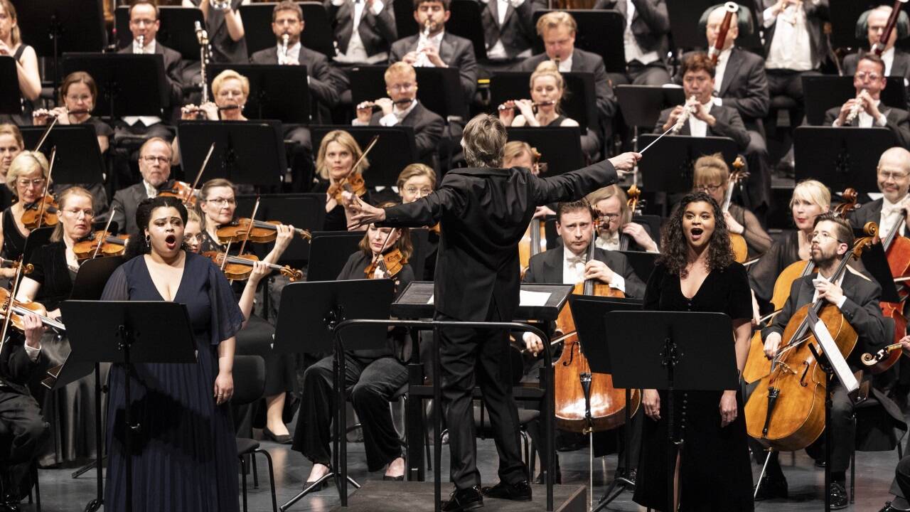 Dirigent Esa-Pekka Salonen und die Solistinnen Jasmin White und Julie Roset.  