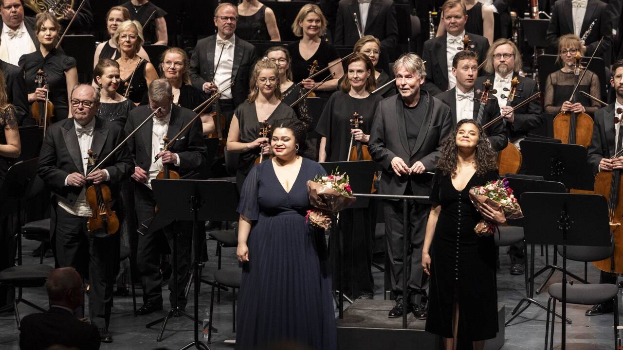 Dirigent Esa-Pekka Salonen und die Solistinnen Jasmin White und Julie Roset.  