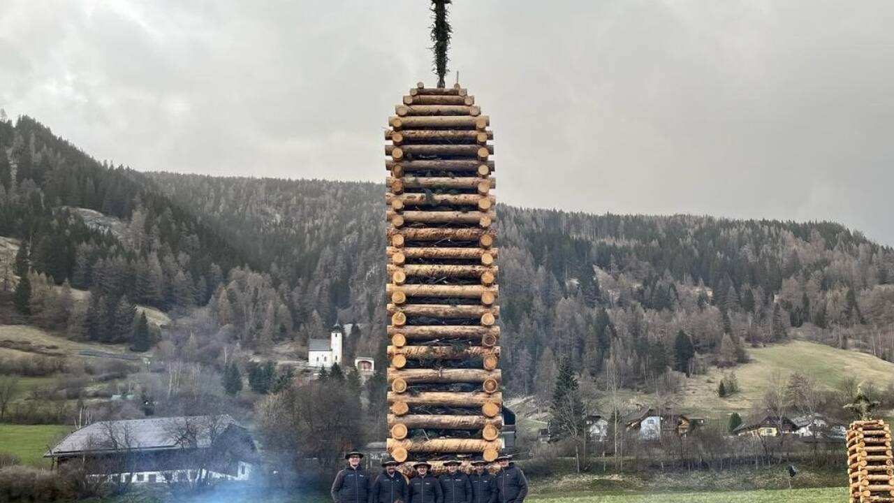 Fünf Wochenenden arbeiteten die Mitglieder der Brauchtumsgruppe Höf an ihrem Osterfeuer.  Fünf Wochenenden arbeiteten die Mitglieder der Brauchtumsgruppe Höf an ihrem Osterfeuer.