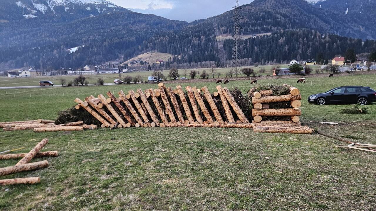 Fünf Wochenenden arbeiteten die Mitglieder der Brauchtumsgruppe Höf an ihrem Osterfeuer.  Fünf Wochenenden arbeiteten die Mitglieder der Brauchtumsgruppe Höf an ihrem Osterfeuer.