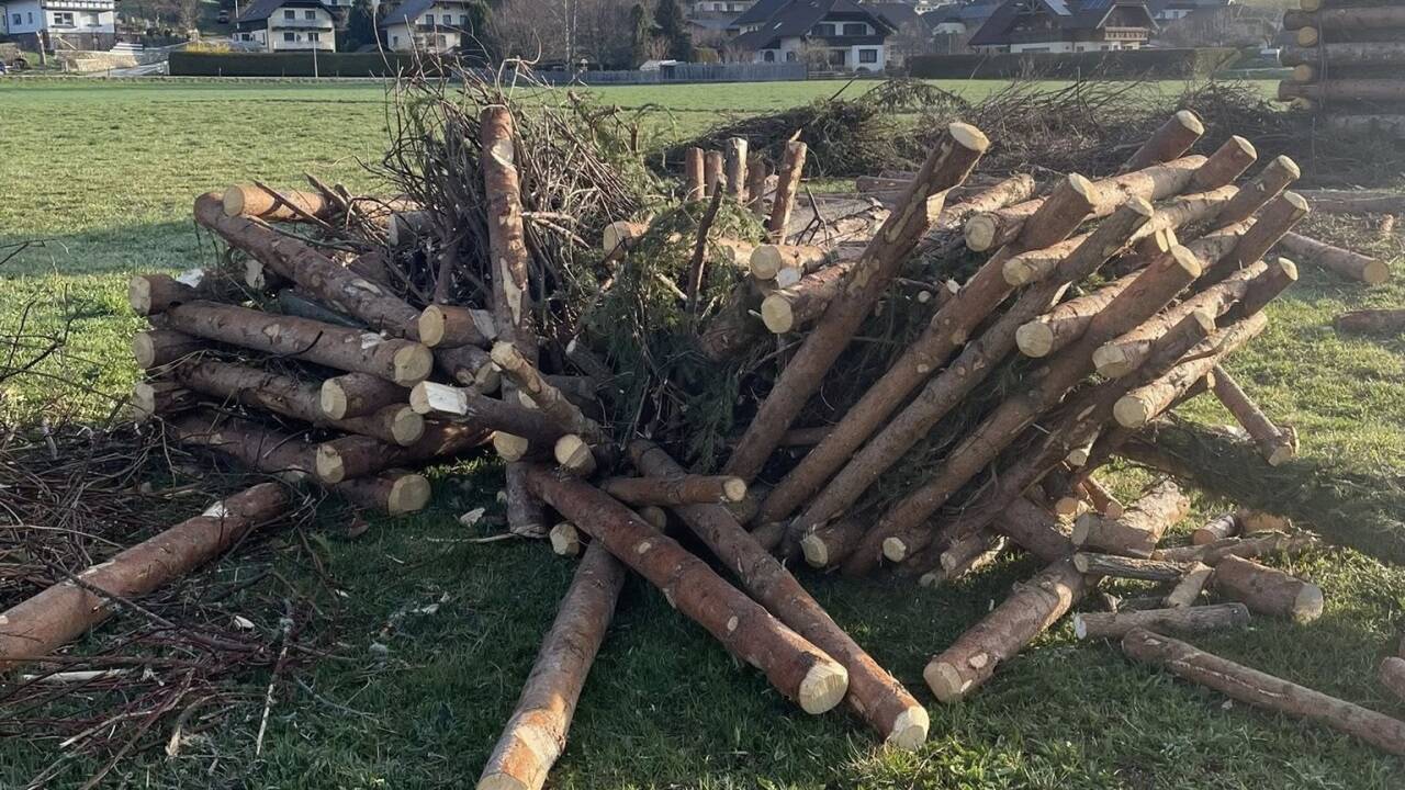 Das zerstörte Kinder-Osterfeuer der Landjugend Tamsweg.  Das zerstörte Kinder-Osterfeuer der Landjugend Tamsweg.