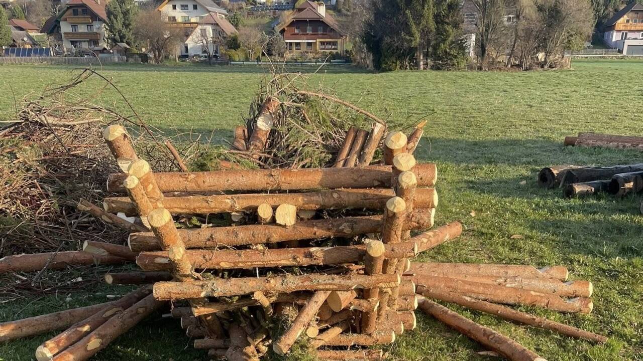 Das zerstörte Kinder-Osterfeuer der Landjugend Tamsweg.  Das zerstörte Kinder-Osterfeuer der Landjugend Tamsweg.