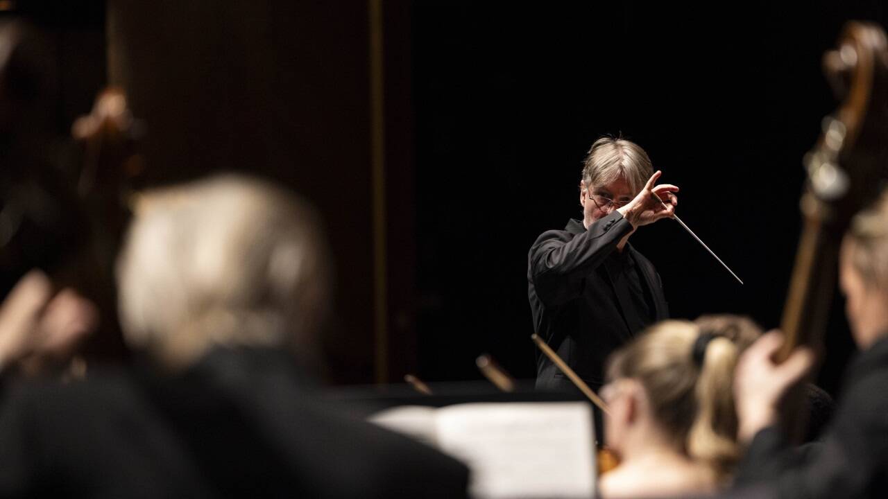 Dirigent Esa-Pekka Salonen und das Finnish Symphony Orchestra im Großen Festspielhaus. 