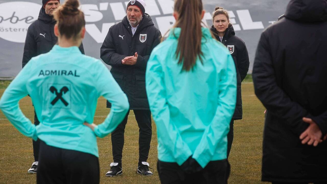 ÖFB-Frauenteamchef Alexander Schriebl hat seine Assistentin Sara Schaible immer an der Seite.  