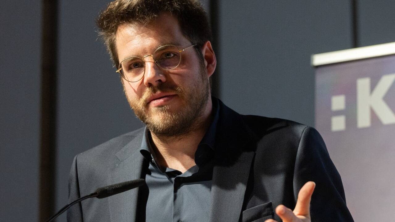 Sprachphilosoph Stefan Rinner untersucht, wie abwertende Begriffe – sogenannte Slurs – nicht nur verletzen, sonder auch gesellschaftliche Normen und Machtstrukturen widerspiegeln. 