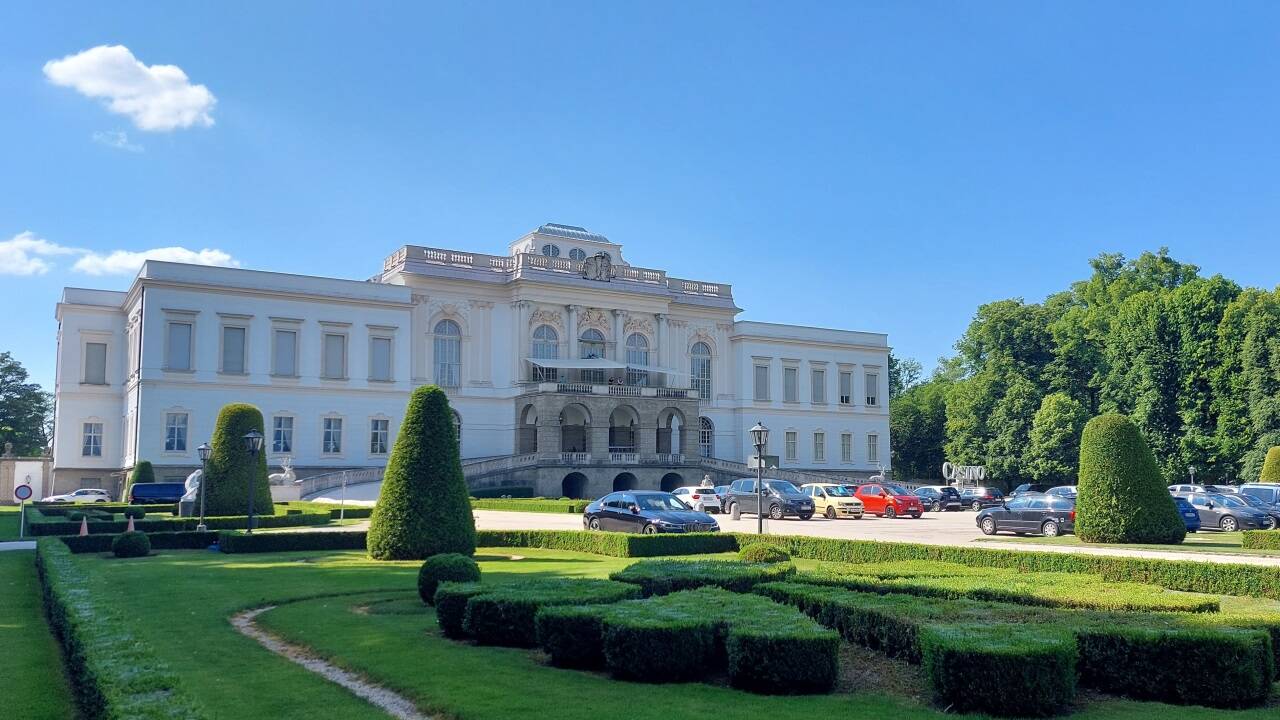 Schloss Kleßheim war während der NS-Zeit Gästehaus des Führers. Die Amerikaner vermuteten mit dem Plan der Alpenfestung dort das Führerhauptquartier. Hitler blieb zu Kriegsened aber in Berlin, wo er sich im Führerbunker umbrachte.  