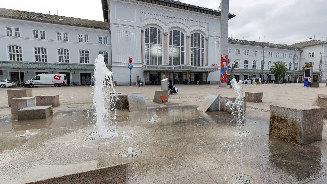 Die Bahnhöfe in Salzburg wurden tatsächlich während des Zweiten Weltkriegs von den alliierten Streitkräften bombardiert.  
