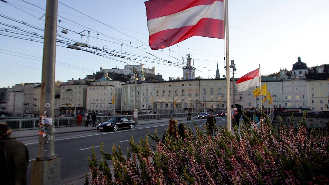 Vom 2. bis zum 9. Mai 2025 wird die Staatsbrücke in Salzburg neu beflaggt. Es werden Designs einer 35-jährigen Künstlerin aus Salzburg zu sehen sein – die mit den Formen der österreichischen Nationalflagge bricht. Vom 2. bis zum 9. Mai 2025 wird die Staatsbrücke in Salzburg neu beflaggt. Es werden Designs einer 35-jährigen Künstlerin aus Salzburg zu sehen sein – die mit den Formen der österreichischen Nationalflagge bricht.