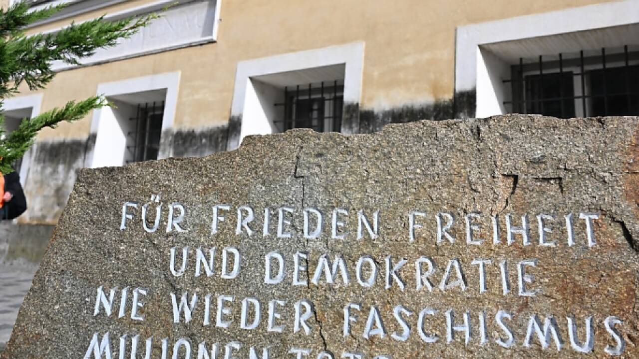 Das antifaschistische Mahnmal vor Adolf Hitlers Geburtshaus in Braunau. 