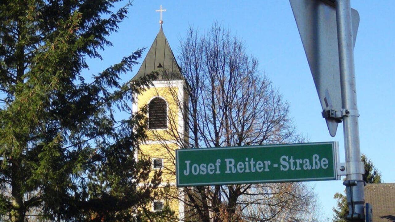 Die Ehrenbürgerschaft des Komponisten wurde in Braunau aberkannt, die Straße ist weiter nach Josef Reiter benannt.  