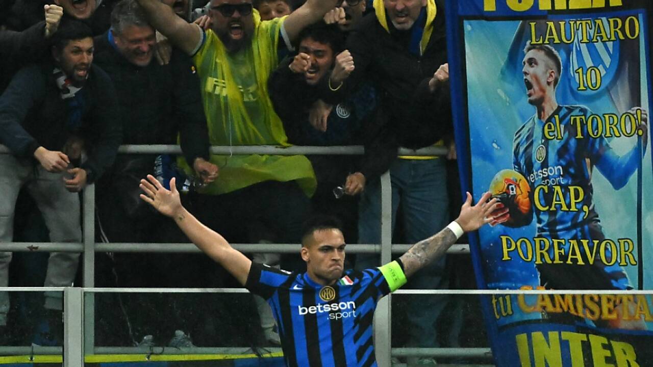 Inter-Kapitän Lautaro Martinez lässt sich feiern 