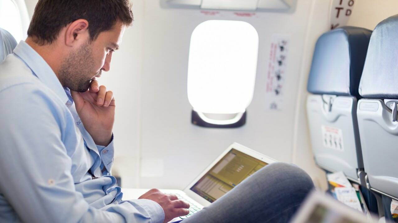 Surfen über den Wolken: WLAN und Live-Sport in Flugzeugen
