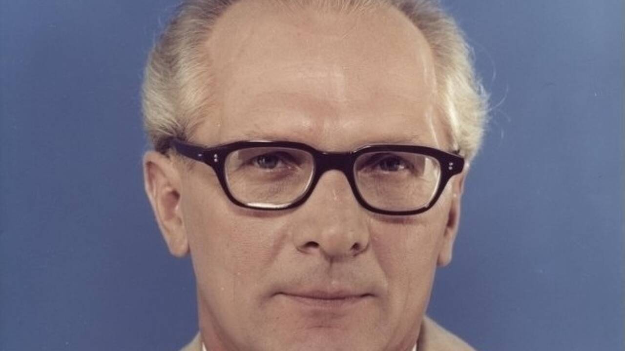 1985: DDR-Staatschef Honecker stattet Italien als erstem NATO-Land einen Staatsbesuch ab, am 24. April wird er vom Papst empfangen. 1985: DDR-Staatschef Honecker stattet Italien als erstem NATO-Land einen Staatsbesuch ab, am 24. April wird er vom Papst empfangen.