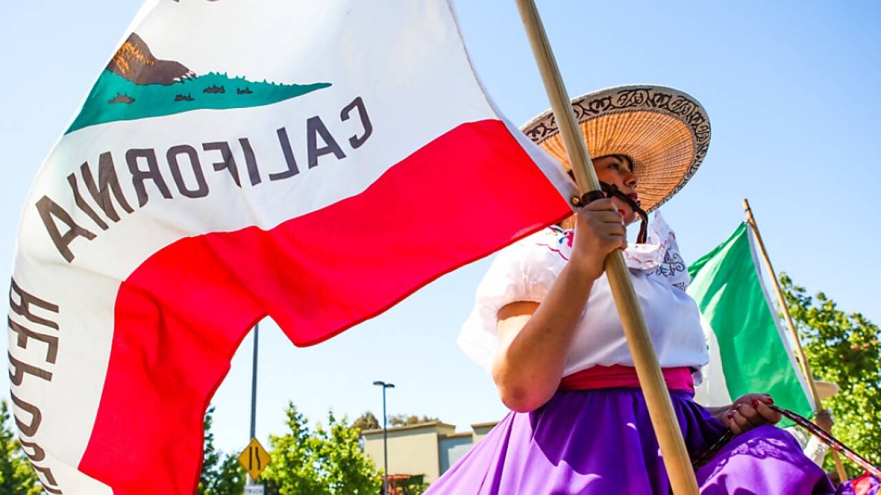 Frau trägt Kalifornienfalgge bei einer Parade zum 4. Juli 