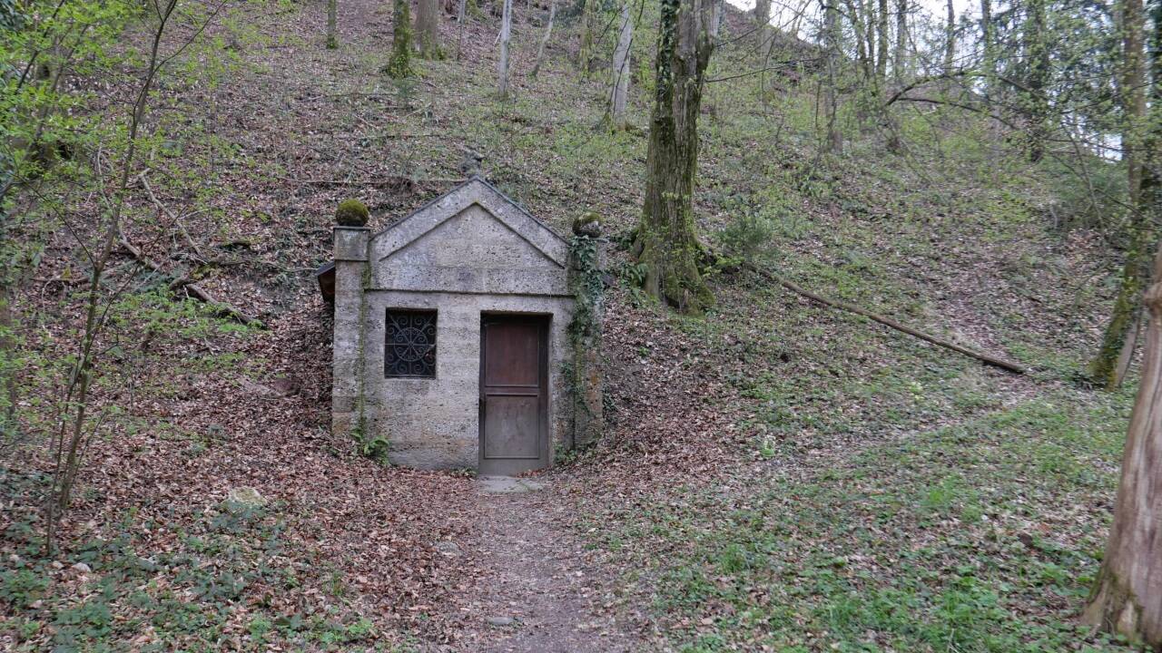 Ein Häuschen in der Nähe der Kunstinstallation im Schlosspark.  