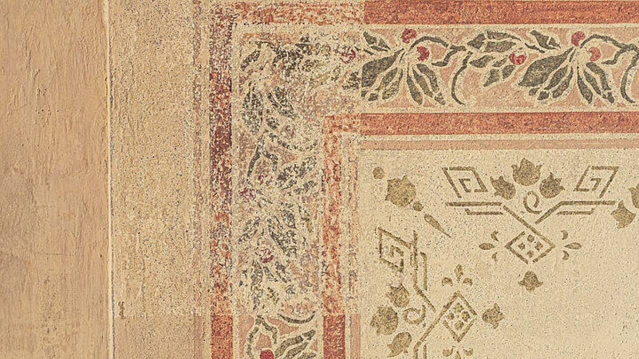 Deckenmalerei im Stiegenhaus im Pfarrhaus St. Andrä mit Kirschlorbeer und geometrischen Formen. 