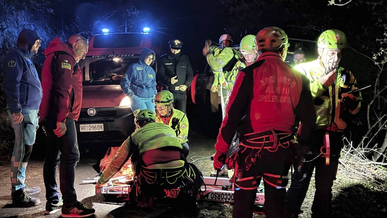 Die Rettungskräfte arbeiteten bis in die Nacht hinein, um alle Opfer des Seilbahnunglücks zu bergen bzw. in Sicherheit zu bringen.  
