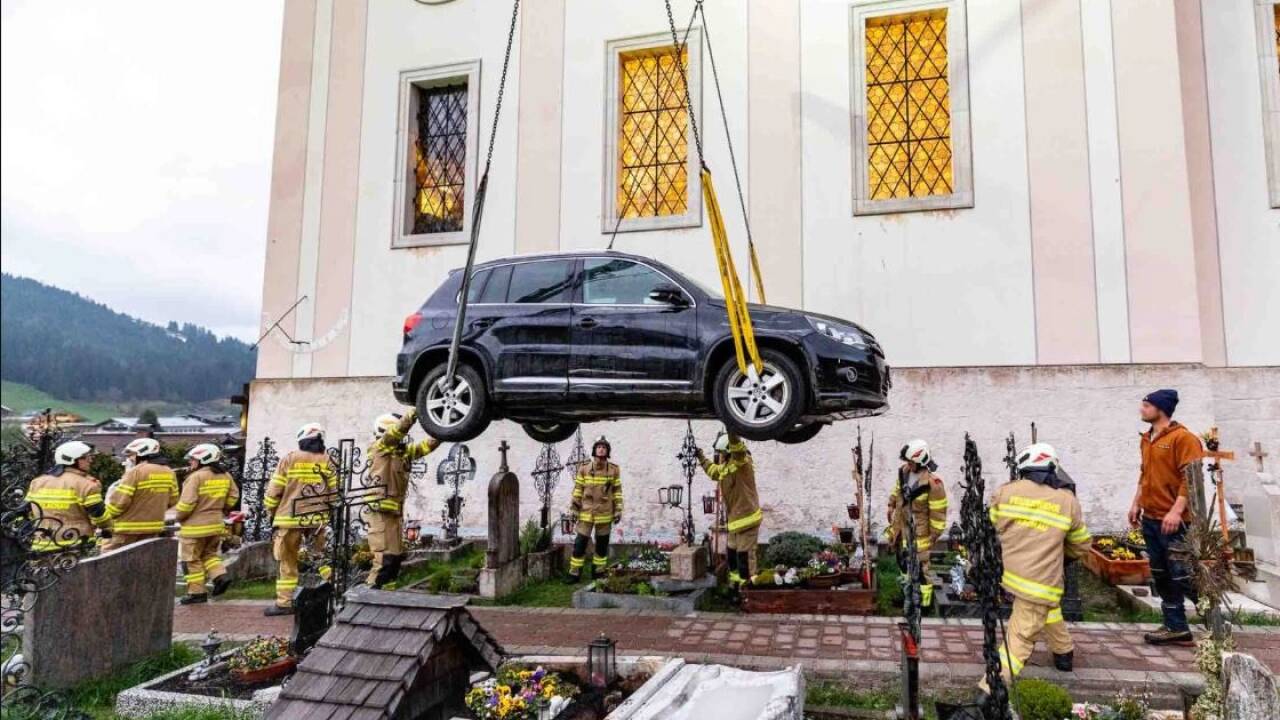 Die Feuerwehr barg das Auto mithilfe eines Autokrans aus dem Friedhof. 