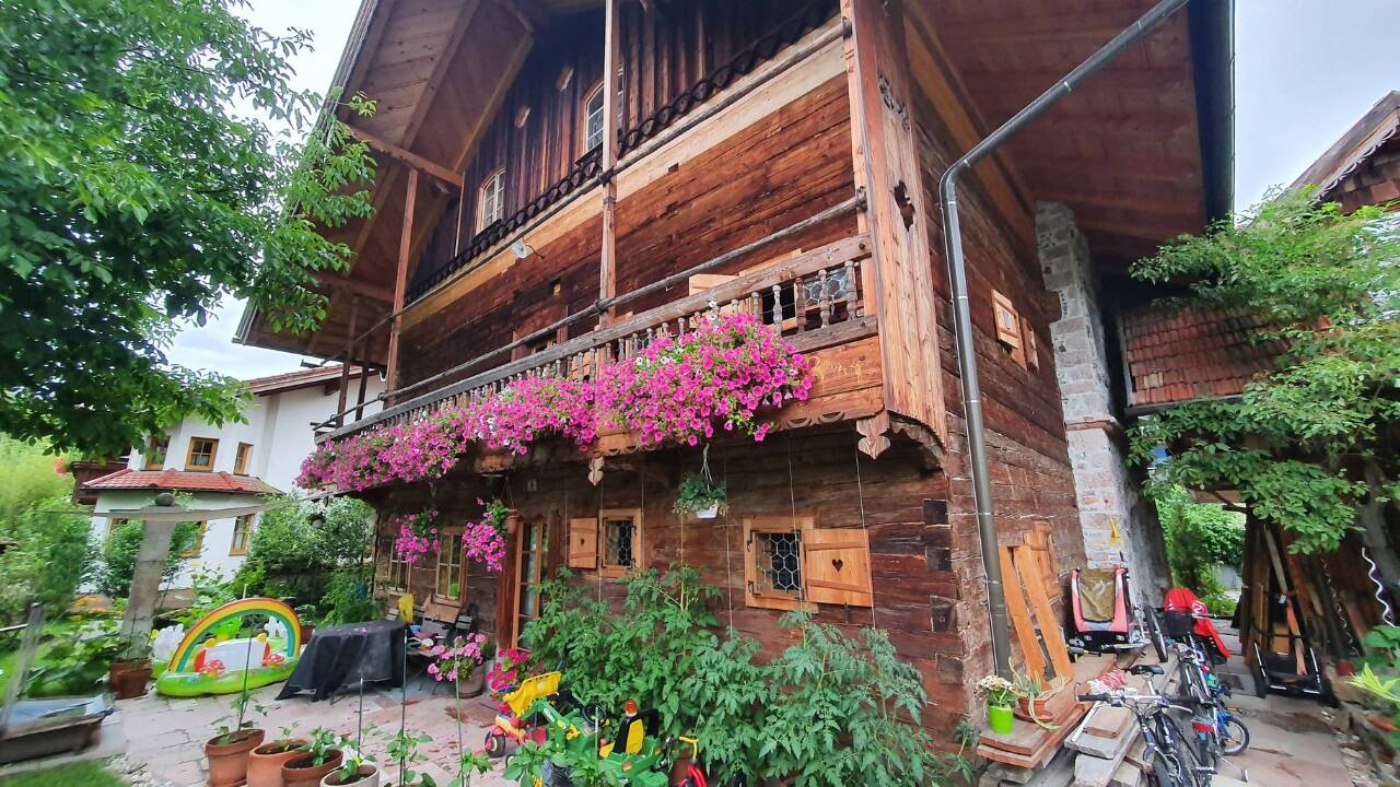 Ein altes Blockhaus erzählt von seiner Vergangenheit. Historische Materialien prägen das Haus der Familie Seidl.  