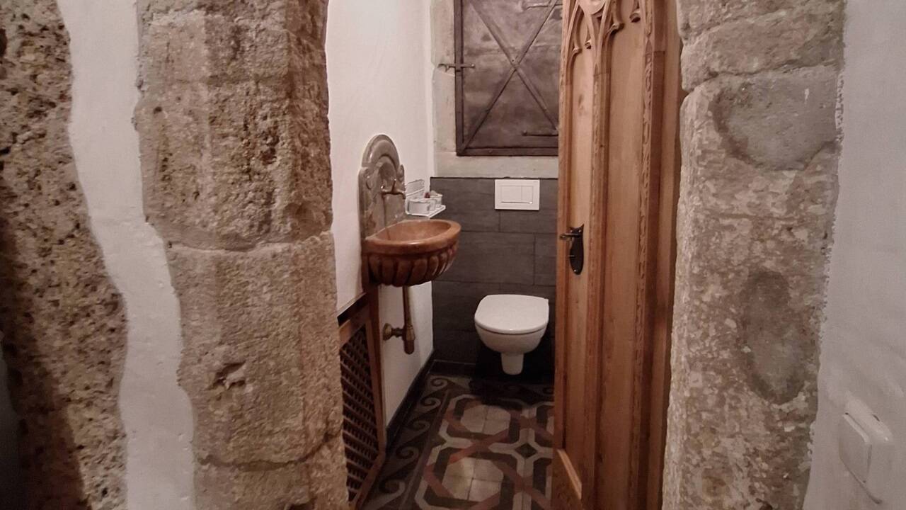 Nicht nur das Gebäude aus Holz und Stein ist einzigartig. Auch die Einrichtung ist individuell und steckt voller Überraschungen.. 