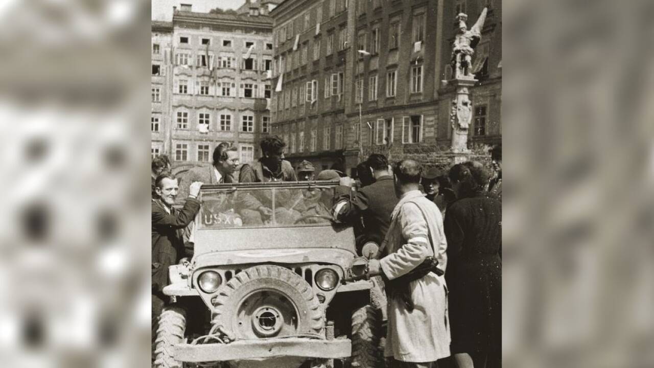 US-Soldaten am 5. Mai in den Jeeps – für Salzburger durchaus eine Attraktion.  
