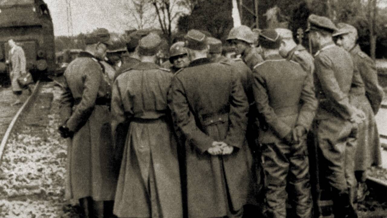 Übergabeverhandlungen an der Saalachbrücke zwischen dem Stab Lepperdinger und den US-Amerikanern am Morgen des 4. Mai.  