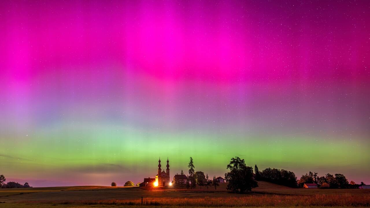 So farbenprächtig zeigte sich Hermann Hermeter der Himmel am Samstag um 0.11 Uhr über der Wallfahrtskirche Maria Bühel in Oberndorf. Ein Bild, das uns darauf hinweist, wie wenig wir im Detail darüber wissen, was über uns geschieht. So farbenprächtig zeigte sich Hermann Hermeter der Himmel am Samstag um 0.11 Uhr über der Wallfahrtskirche Maria Bühel in Oberndorf. Ein Bild, das uns darauf hinweist, wie wenig wir im Detail darüber wissen, was über uns geschieht.