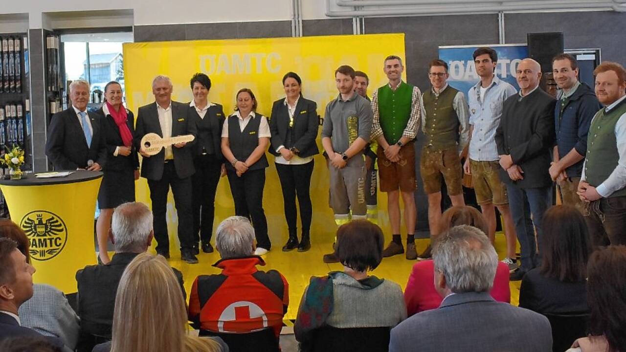 Schlüsselübergabe (v. l.): ÖAMTC-Präsident Erich Lobensommer, Landesdirektorin Martina Schlegel-Lanz, Stützpunktleiter Siegfried Gfrerer und das Tamsweger Team bei der Eröffnung des modernisierten Stützpunktes. 