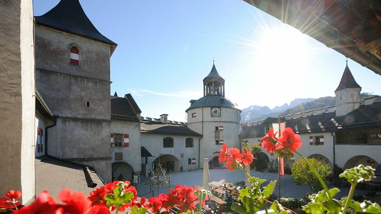 Zombies tummeln sich auf der Burg Hohenwerfen