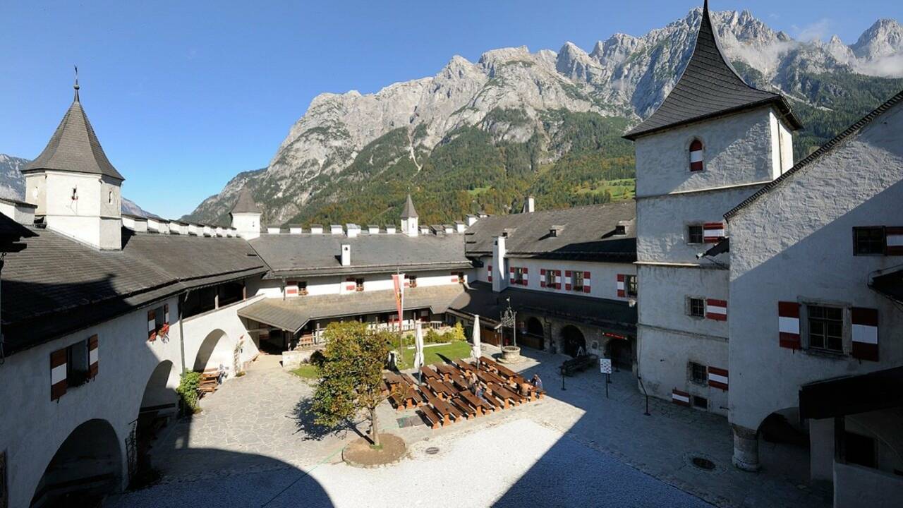 Zombies tummeln sich auf der Burg Hohenwerfen