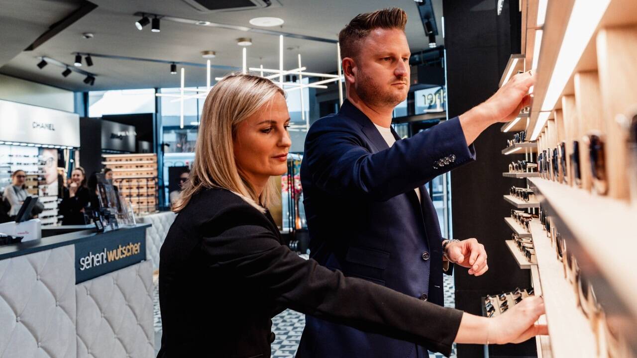 Fritz Wutscher jr. und Alexandra Wutscher-Hold bei der Eröffnung der Filiale in der Linzer Gasse.  