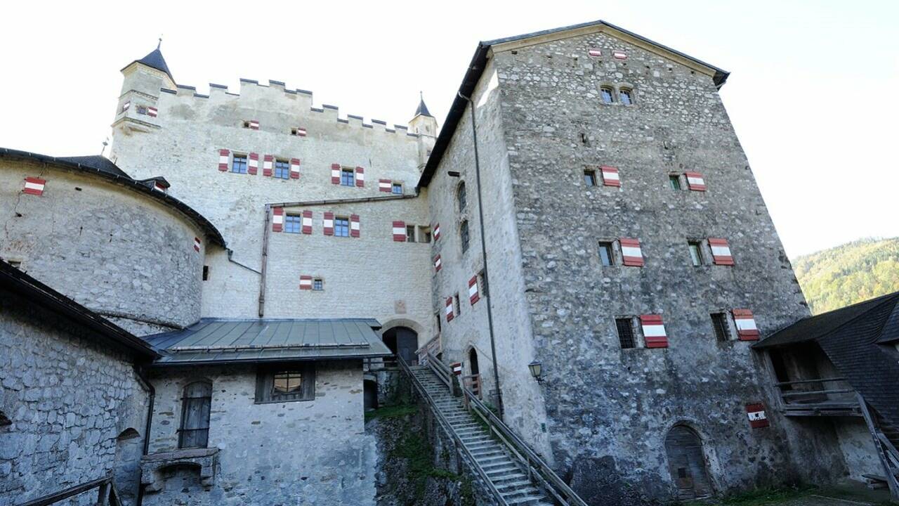Zombies tummeln sich auf der Burg Hohenwerfen