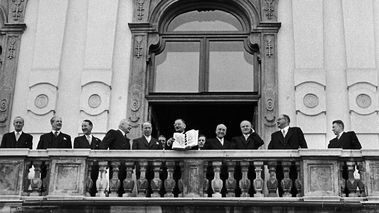 „Österreich ist frei!“: Leopold Figl präsentiert den Österreichern den Staatsvertrag. „Österreich ist frei!“: Leopold Figl präsentiert den Österreichern den Staatsvertrag.