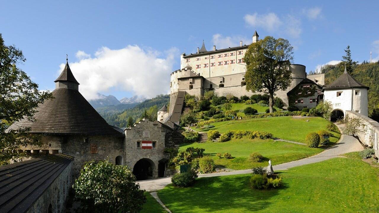 Zombies tummeln sich auf der Burg Hohenwerfen
