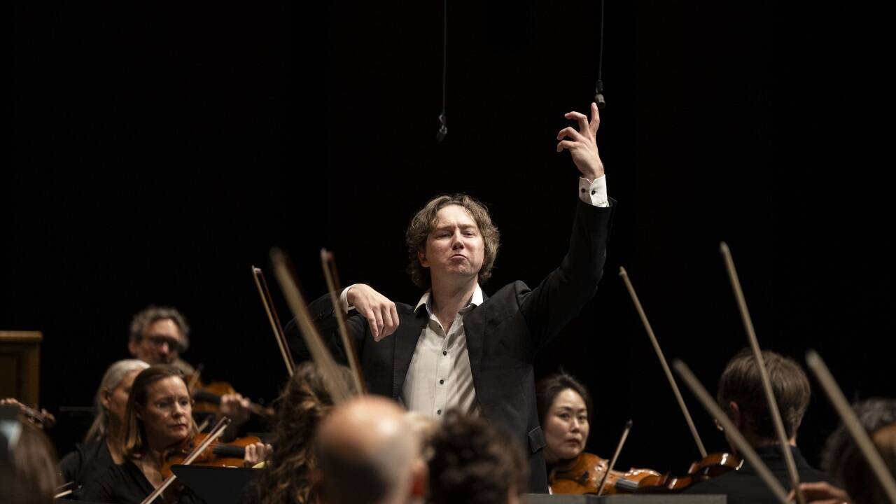 Der Dirigent und neue Karajan-Preisträger Maxim Emelyanichev im Großen Festspielhaus.  Der Dirigent und neue Karajan-Preisträger Maxim Emelyanichev im Großen Festspielhaus.