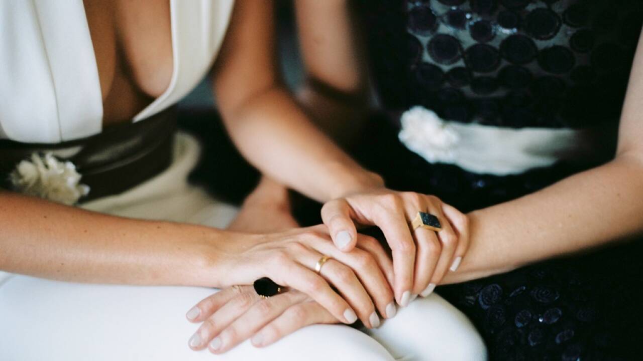 Weißer Anzug – schwarzes Brautkleid. Die Models Melanie Pfeifer und Judith Sambs haben nicht echt geheiratet, sind aber im echten Leben auch ein Paar. 