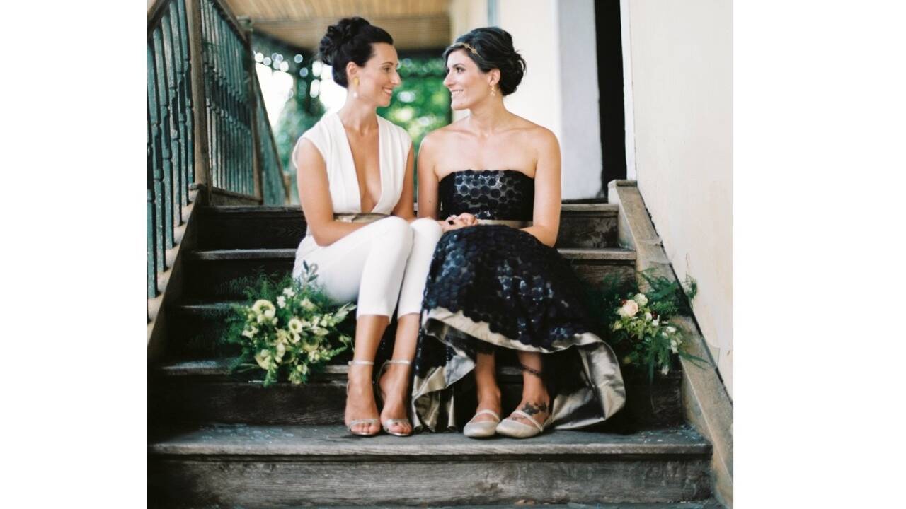 Weißer Anzug – schwarzes Brautkleid. Die Models Melanie Pfeifer und Judith Sambs haben nicht echt geheiratet, sind aber im echten Leben auch ein Paar. 