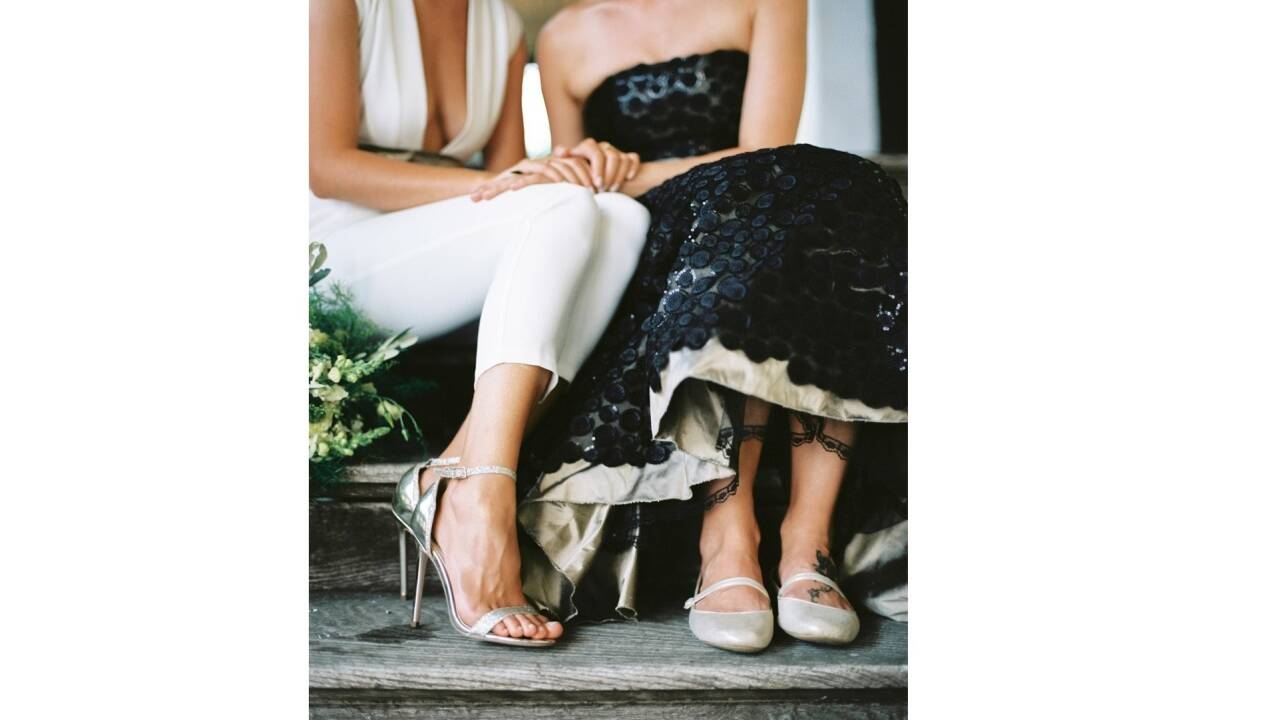 Weißer Anzug – schwarzes Brautkleid. Die Models Melanie Pfeifer und Judith Sambs haben nicht echt geheiratet, sind aber im echten Leben auch ein Paar. 