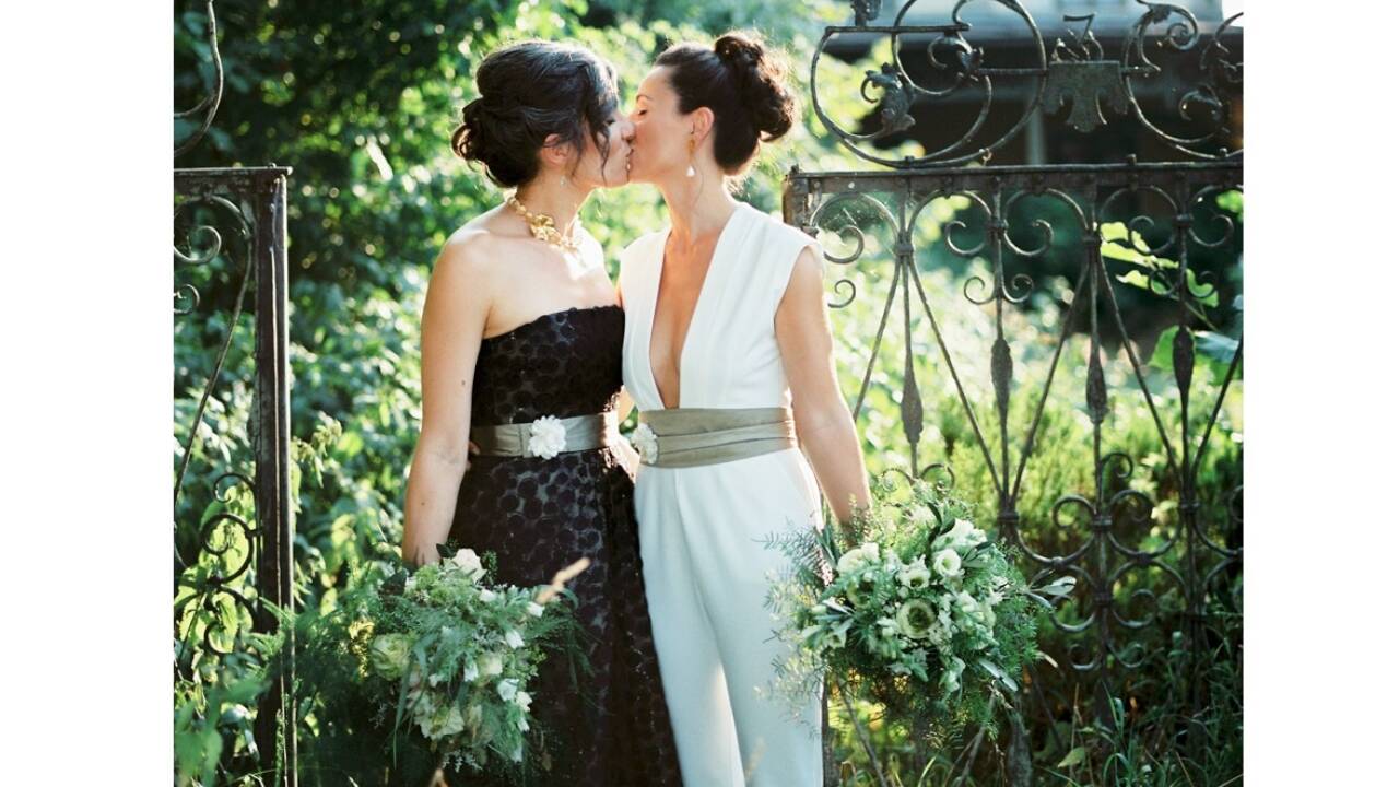 Weißer Anzug – schwarzes Brautkleid. Die Models Melanie Pfeifer und Judith Sambs haben nicht echt geheiratet, sind aber im echten Leben auch ein Paar. 