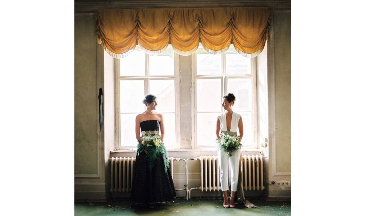 Weißer Anzug – schwarzes Brautkleid. Die Models Melanie Pfeifer und Judith Sambs haben nicht echt geheiratet, sind aber im echten Leben auch ein Paar. 