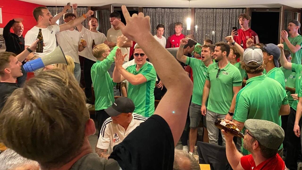 Nach dem Spiel in der Salzburger Liga: Bramberger und Straßwalchner feiern gemeinsam. Nach dem Spiel in der Salzburger Liga: Bramberger und Straßwalchner feiern gemeinsam.