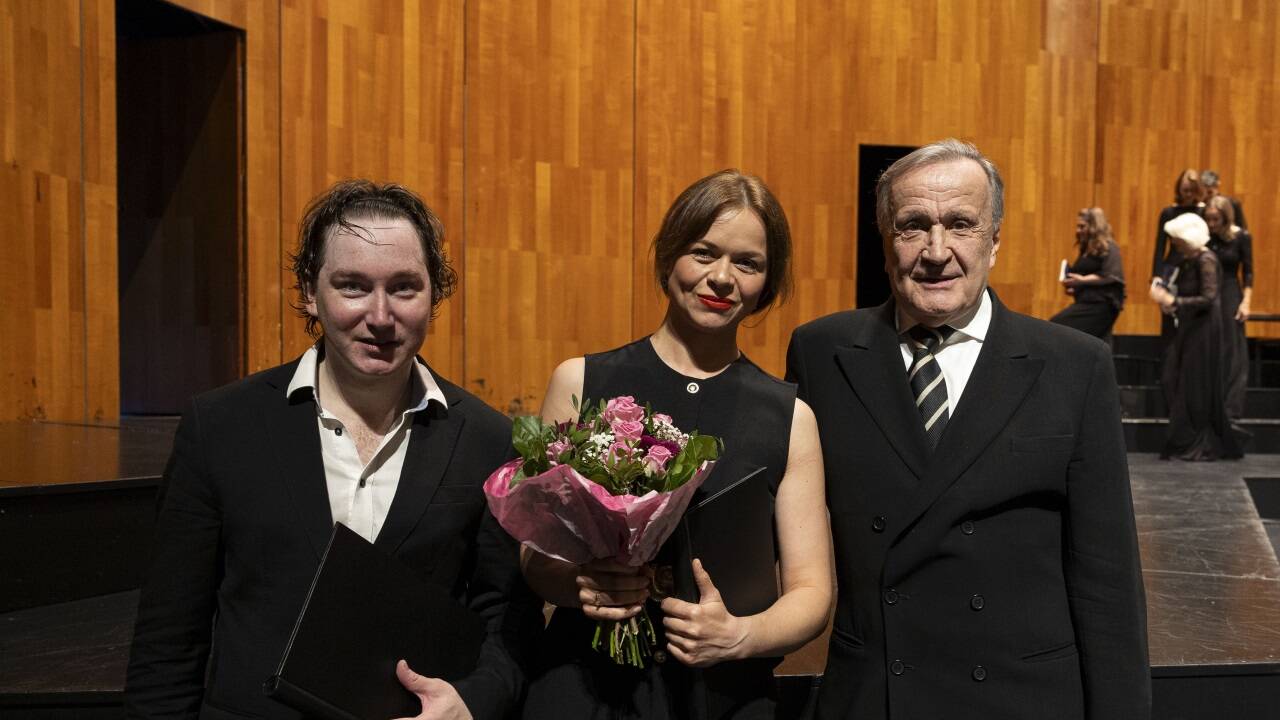 Die Karajan-Preisträger Maxim Emelyanychev und Nadezhda Karyazina mit Osterfestspiel-Intendant Nikolaus Bachler  Die Karajan-Preisträger Maxim Emelyanychev und Nadezhda Karyazina mit Osterfestspiel-Intendant Nikolaus Bachler