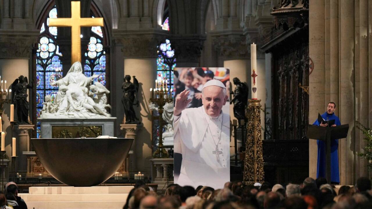Messe in Notre-Dame in Paris für den verstorbenen Papst am Ostermontag.  
